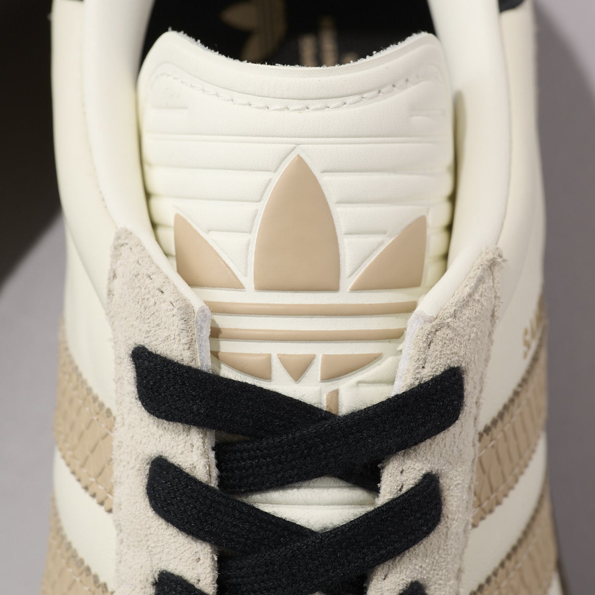 アディダスの白スニーカー／サンバJPのシュータン