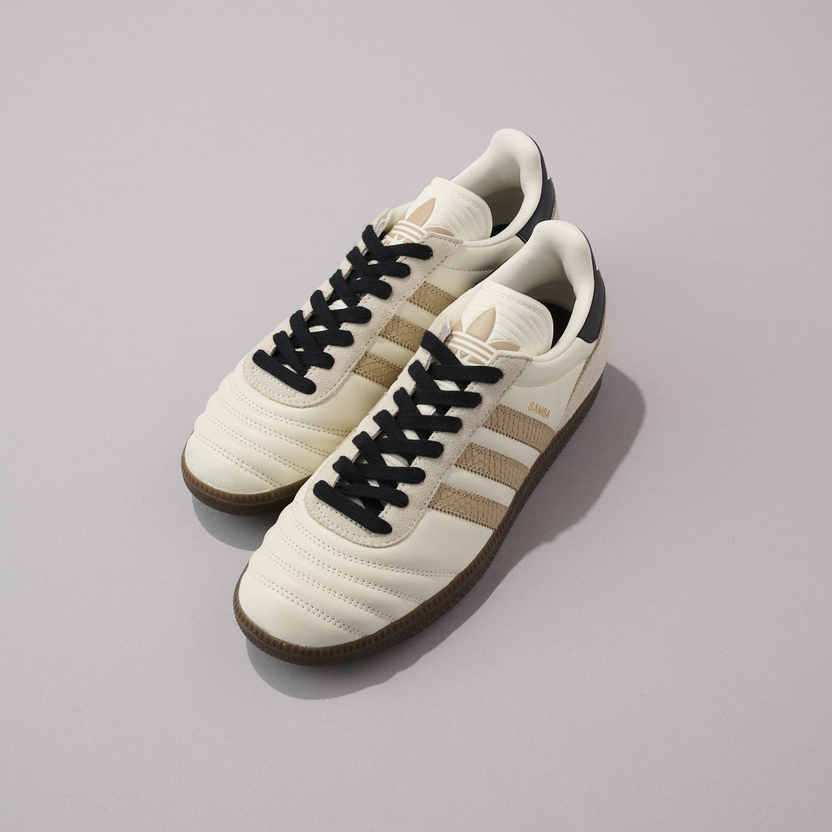 アディダスの白スニーカー／サンバJPのアッパー