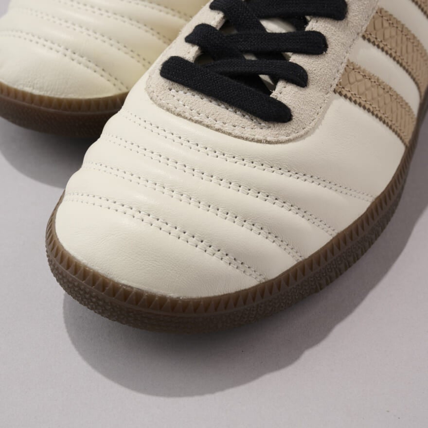 アディダスの白スニーカー／サンバJPのトゥ