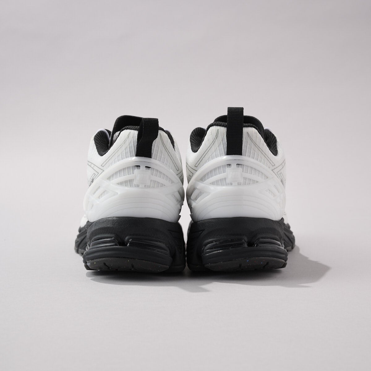 ニューバランスの白スニーカー「U1906RNA」のヒールの引き