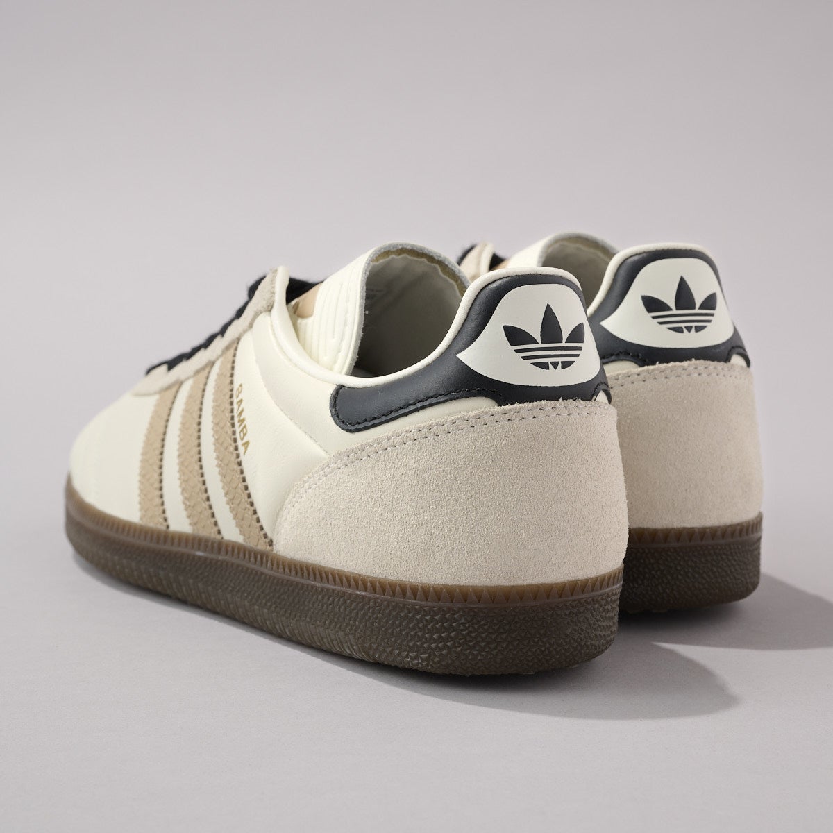 アディダスの白スニーカー／サンバJPのヒール