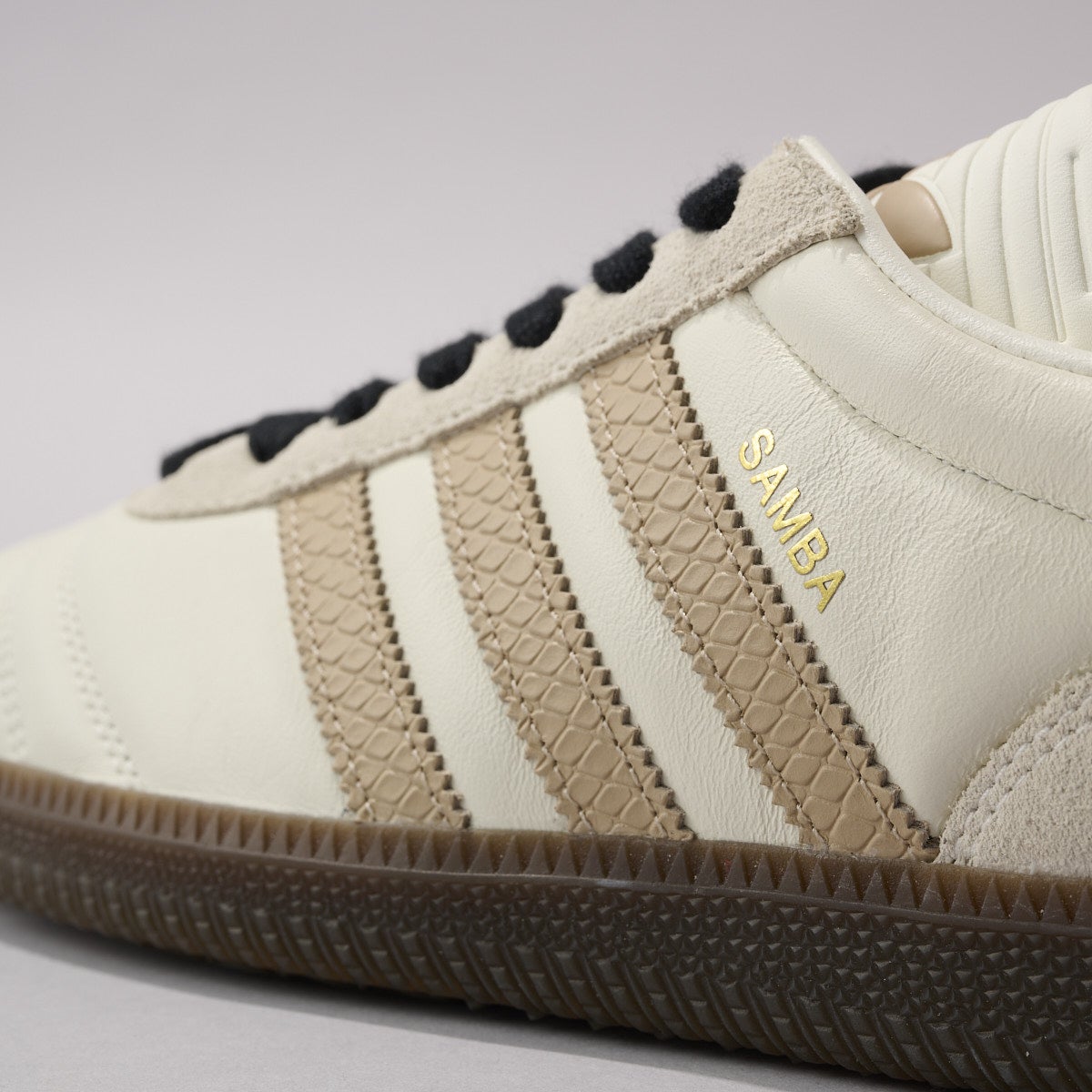 アディダスの白スニーカー／サンバJPのスリーストライプス