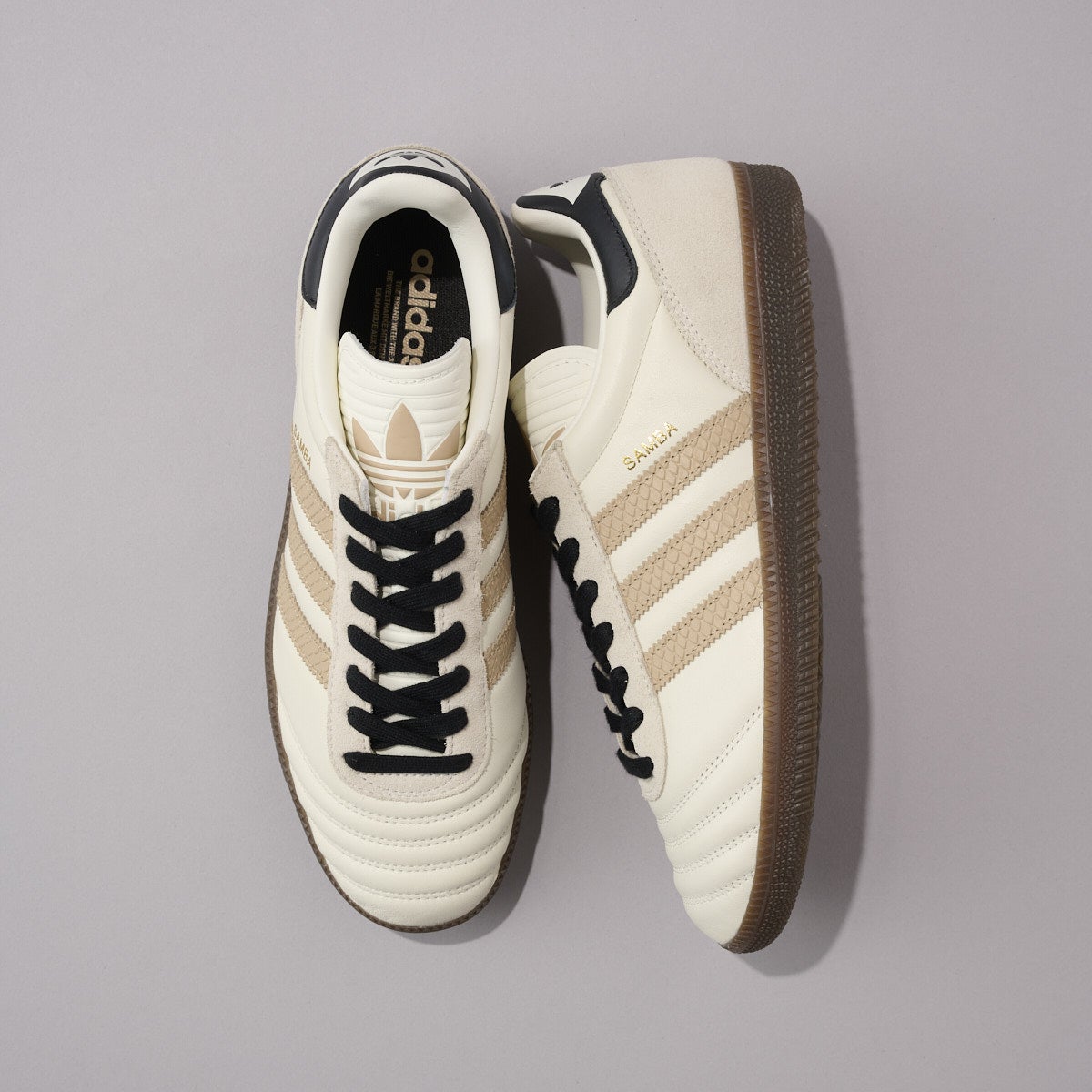 アディダスの白スニーカー／サンバJPの俯瞰２
