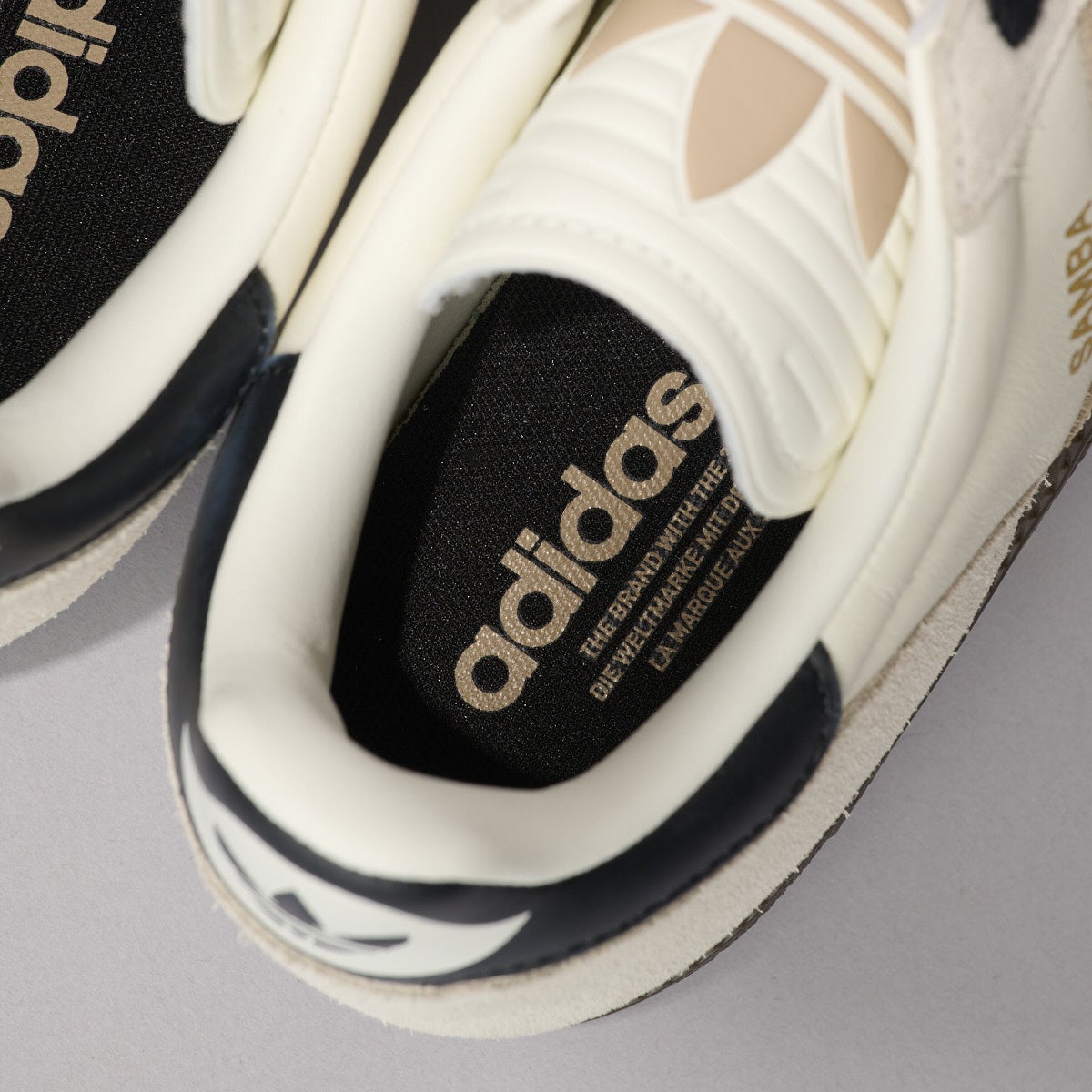 アディダスの白スニーカー／サンバJPのインソール