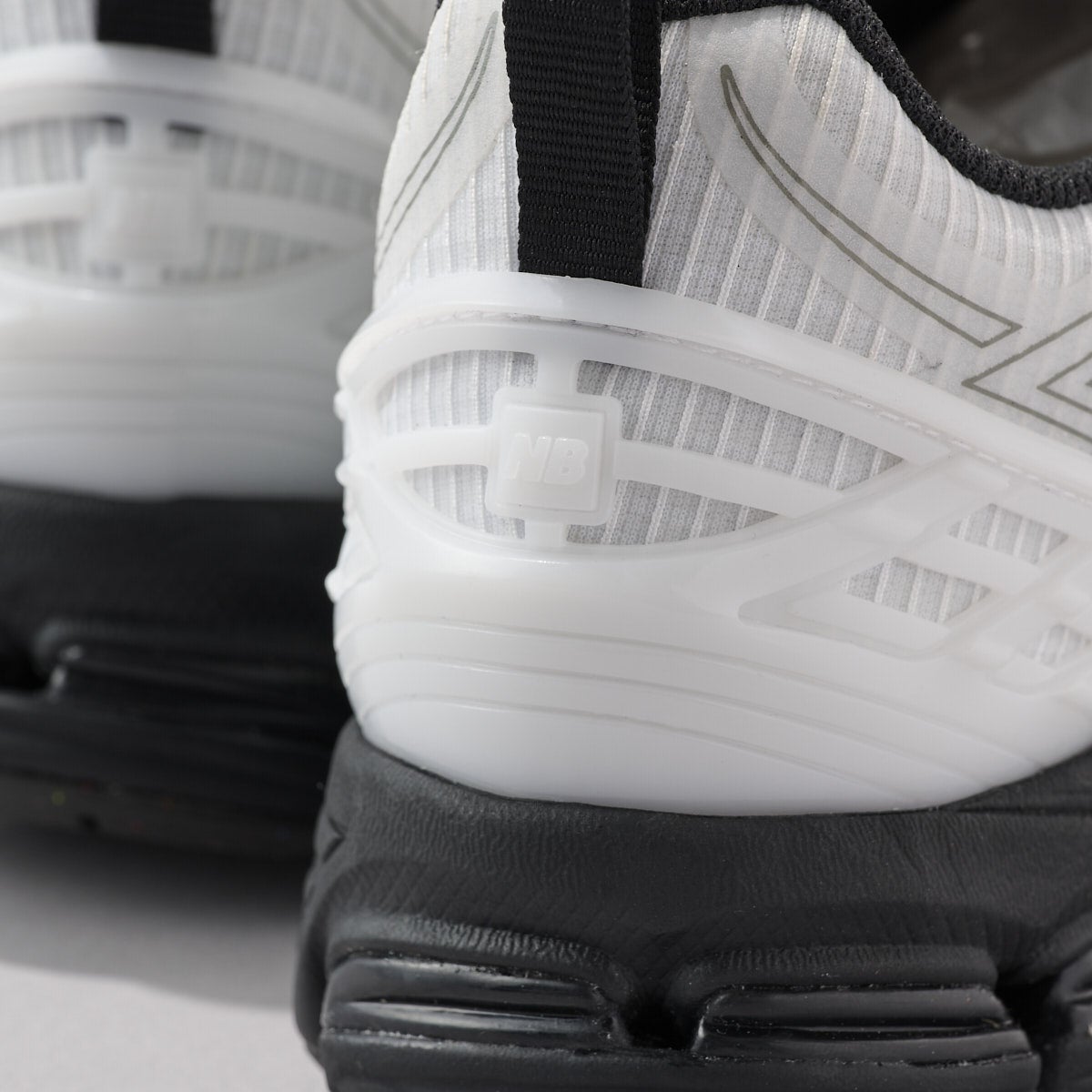 ニューバランスの白スニーカー「U1906RNA」のヒールロゴ寄り