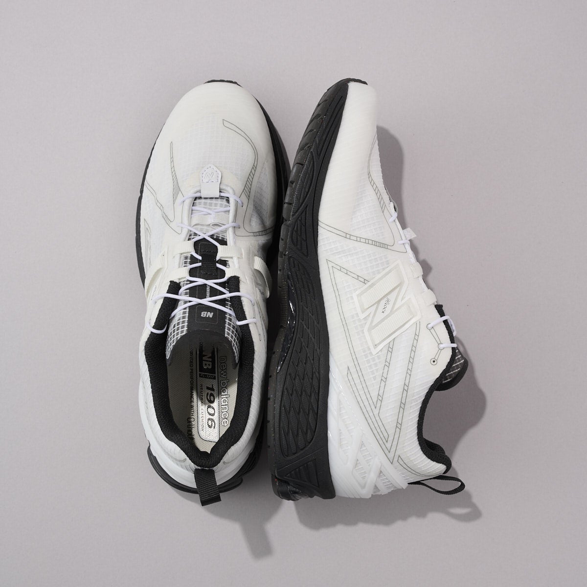 ニューバランスの白スニーカー「U1906RNA」の俯瞰2