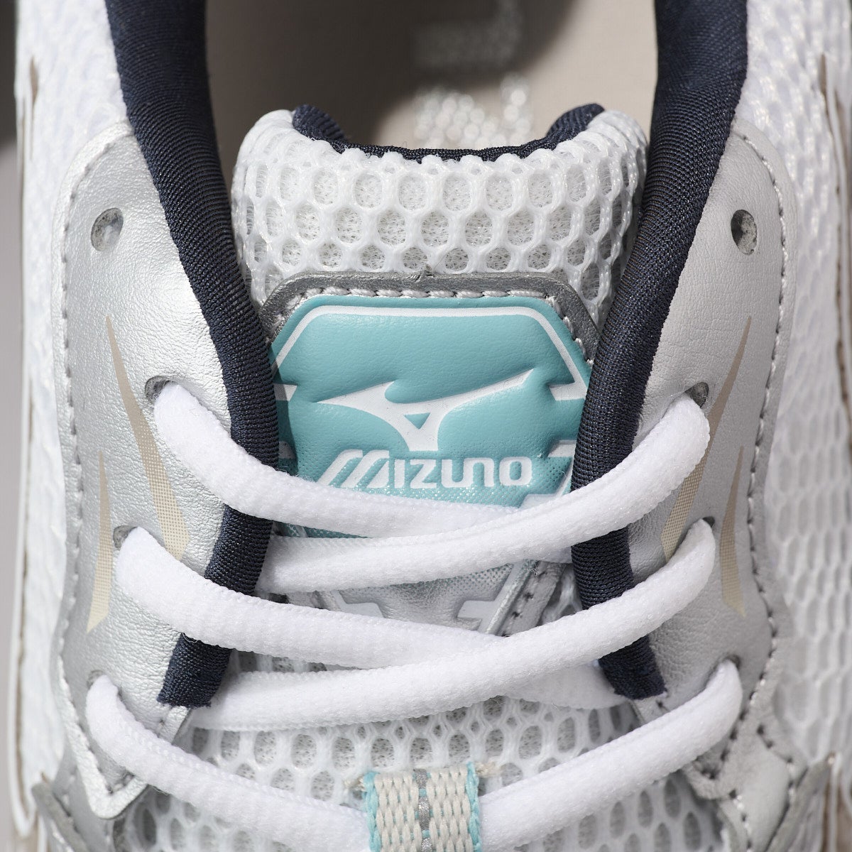 春先まで使える！「ミズノ」の新作白スニーカーは“上品さとアクセント