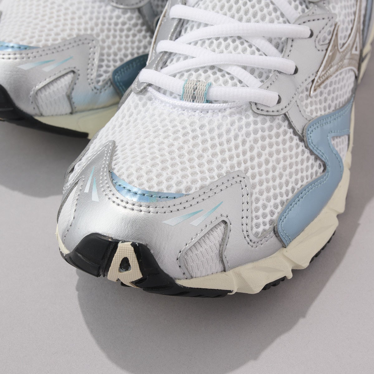 ミズノ新作スニーカー　WAVE RIDER 10 つま先アップ