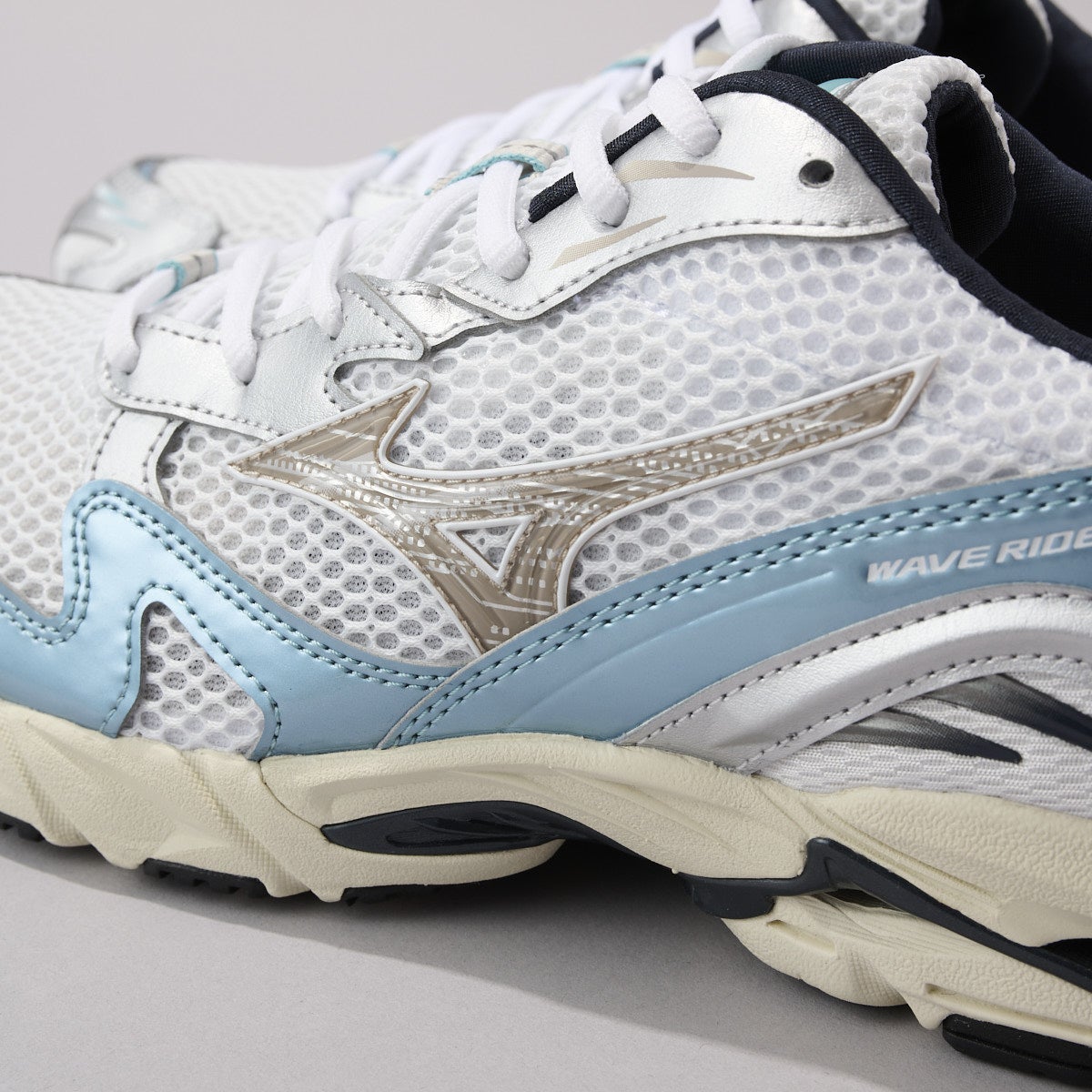 ミズノ新作スニーカー　WAVE RIDER 10 サイドアップ