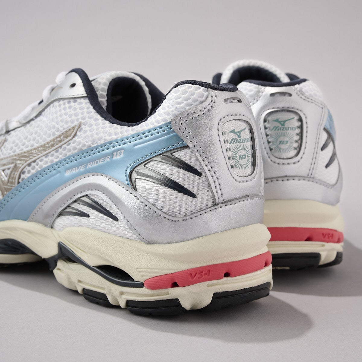 ミズノ新作スニーカー　WAVE RIDER 10 バック