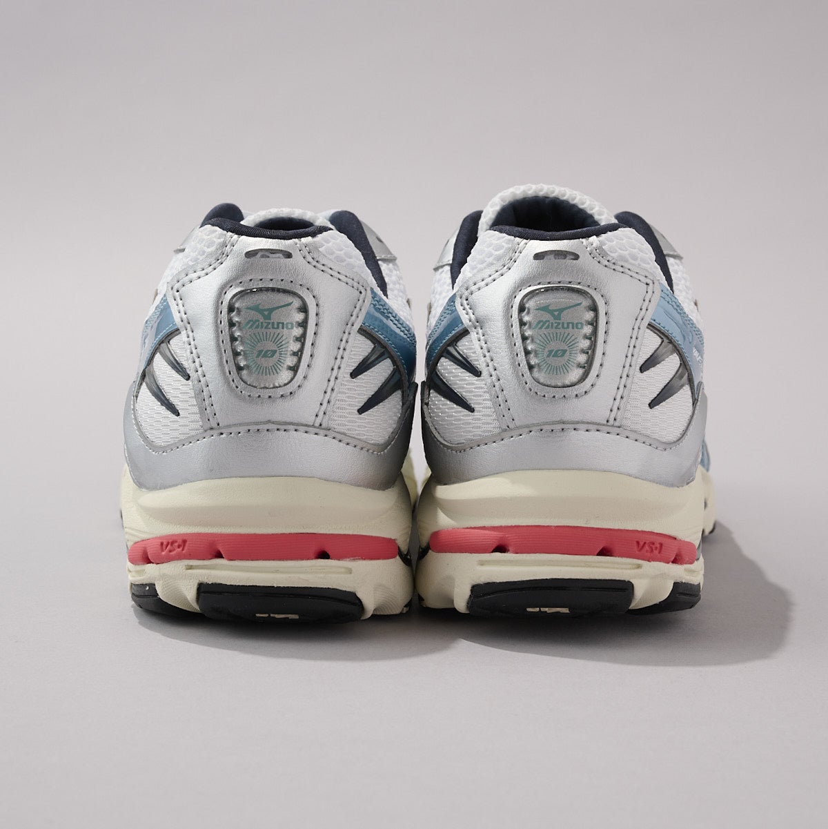 ミズノ新作スニーカー　WAVE RIDER 10 バック 俯瞰