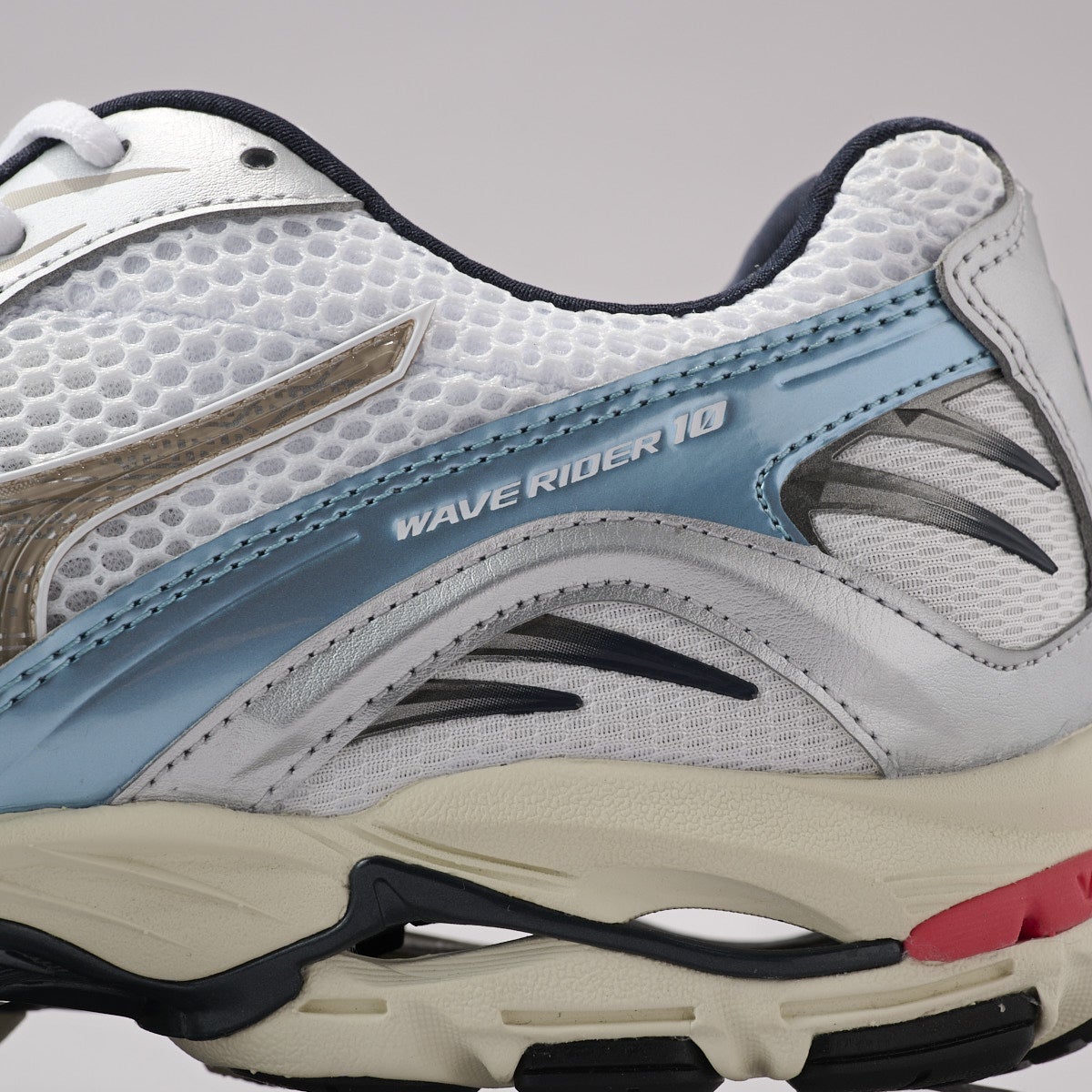 ミズノ新作スニーカー　WAVE RIDER 10 サイド 後ろ アップ