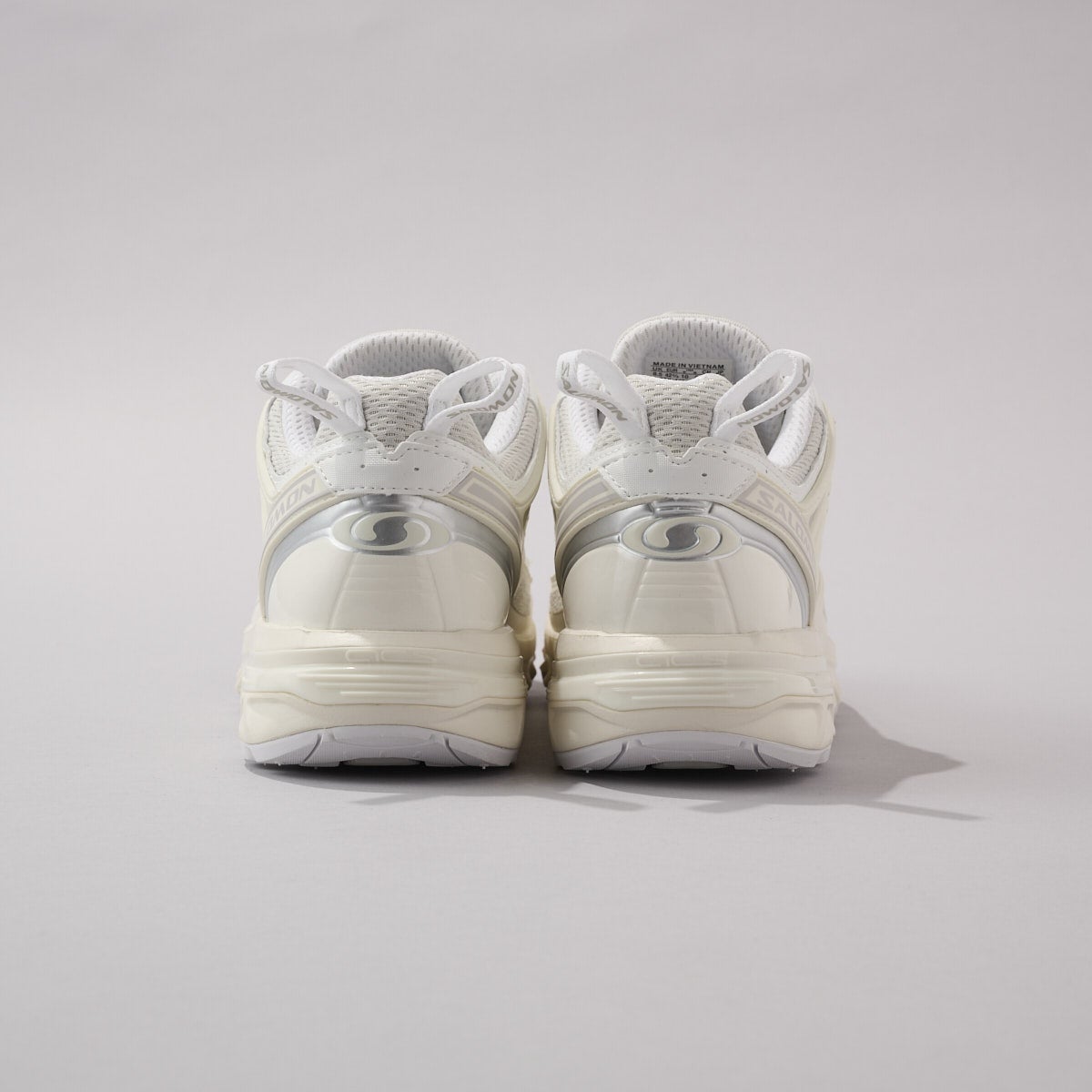 サロモンの白スニーカーACS PROかかと部分