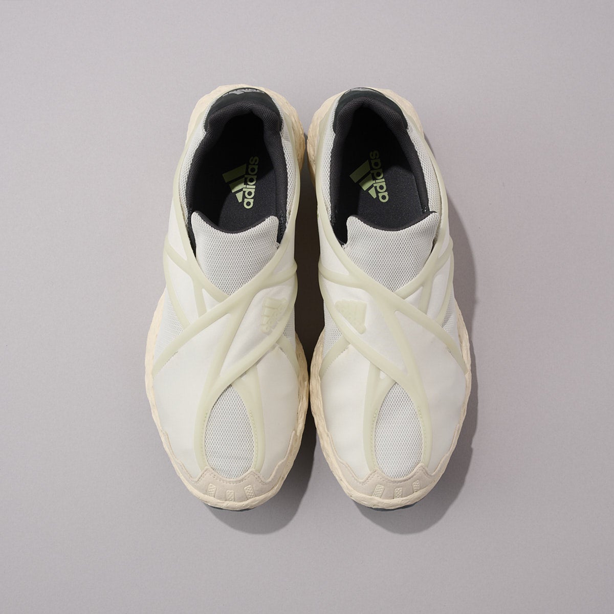 アディダス オリジナルスの新作白スニーカー/ZPONGE フラックスシューズのアッパー
