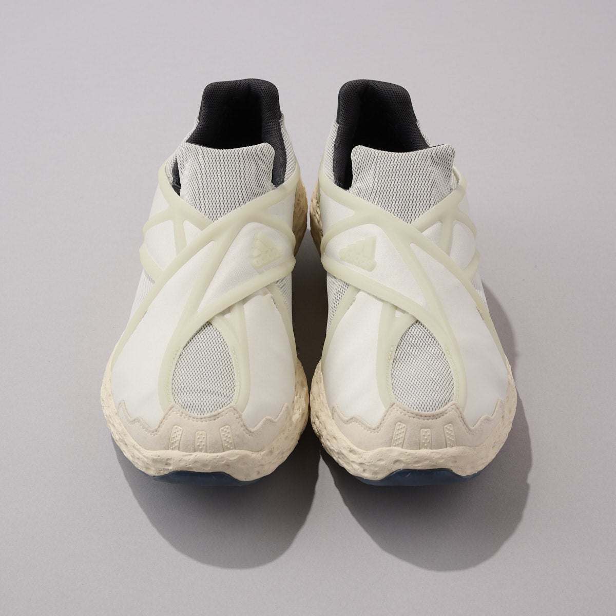 アディダス オリジナルスの新作白スニーカー/ZPONGE フラックスシューズのトゥ