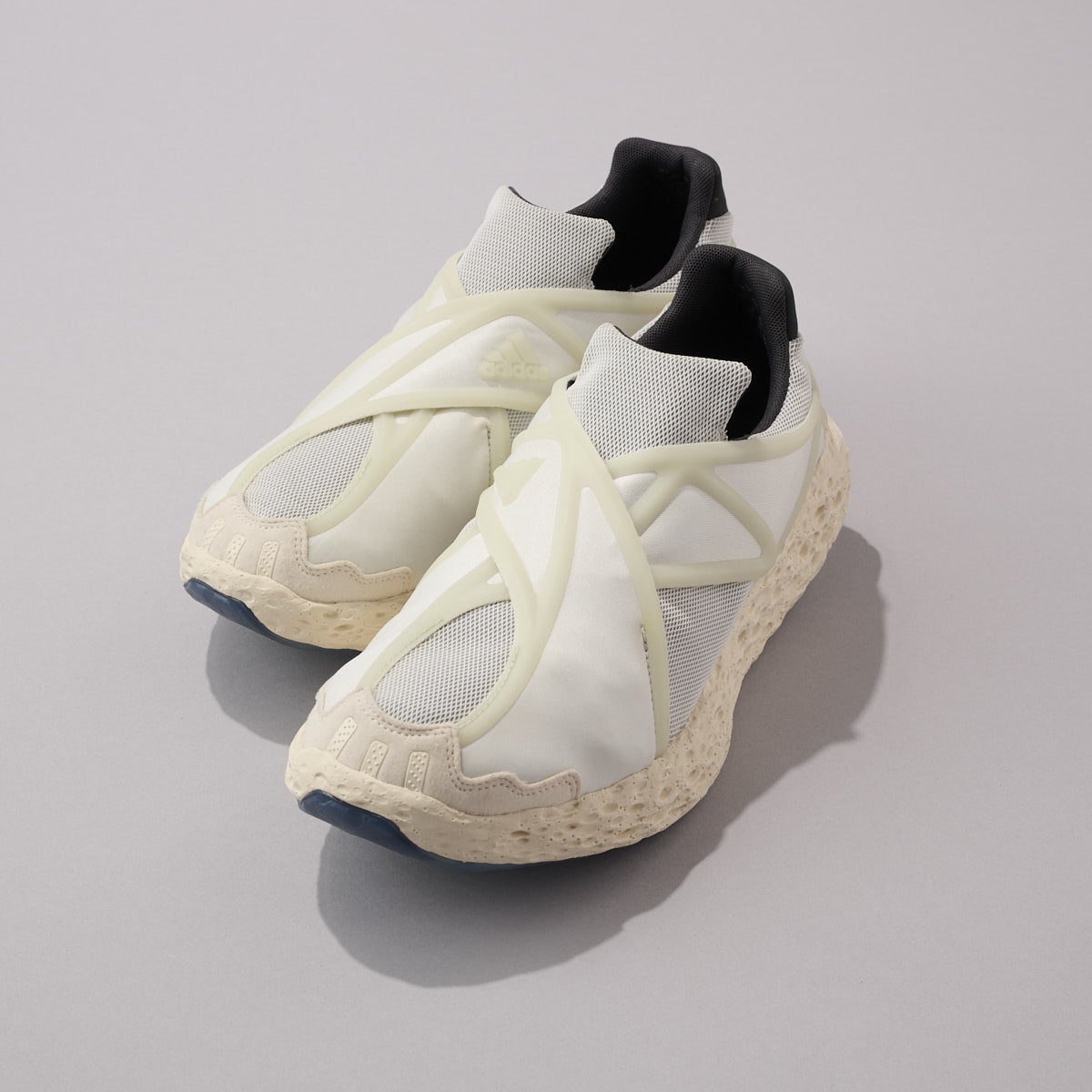アディダス オリジナルスの新作白スニーカー/ZPONGE フラックスシューズ