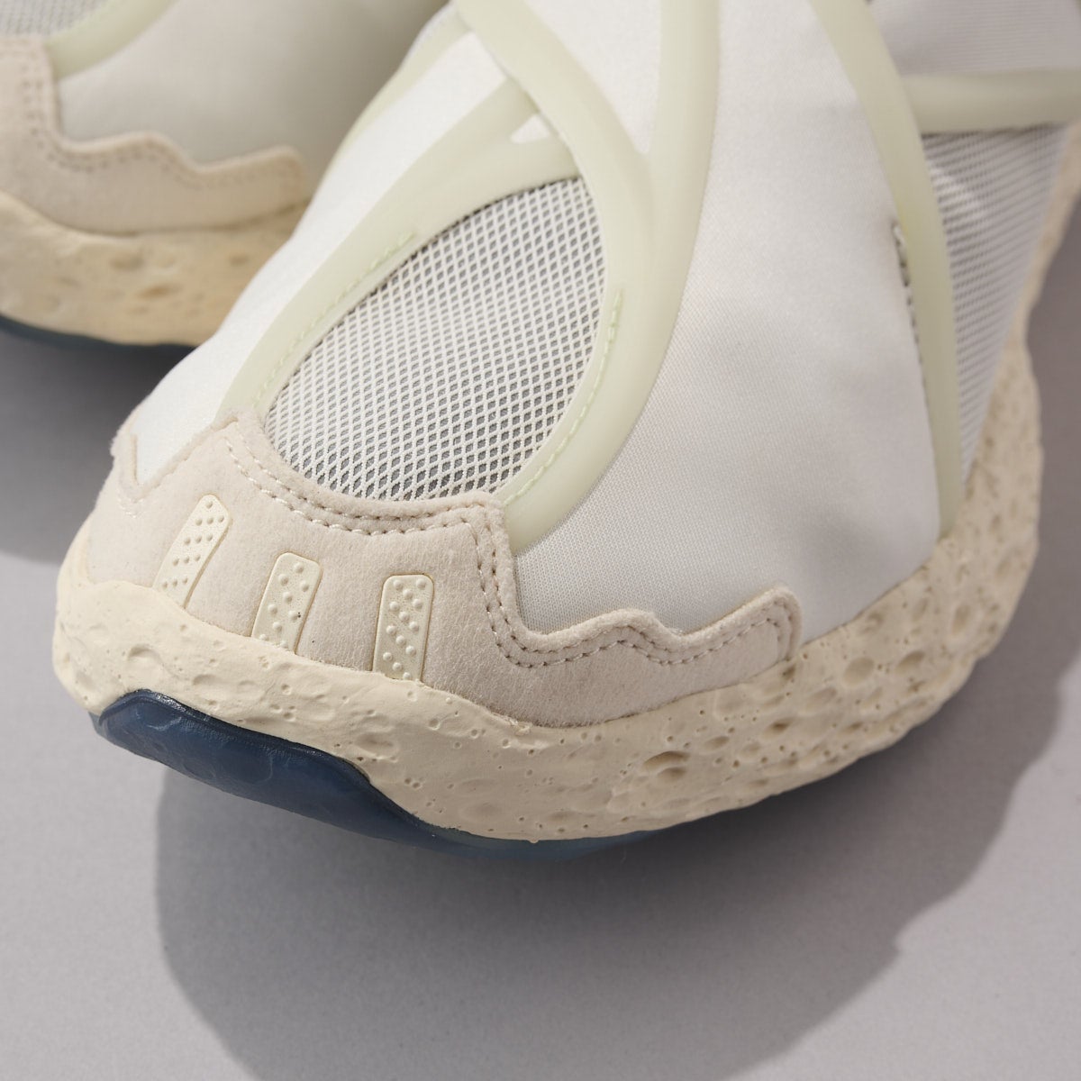 アディダス オリジナルスの新作白スニーカー/ZPONGE フラックスシューズのトゥの寄り