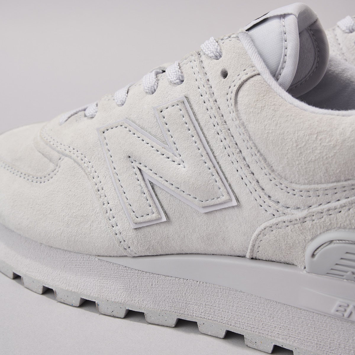 ニューバランスの新作スニーカー「574 LEGACY」のサイドロゴ