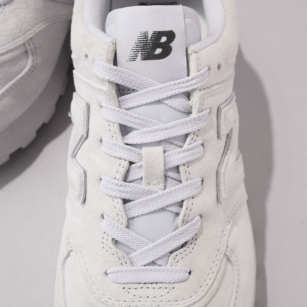 ニューバランスの新作スニーカー「574 LEGACY」のシューレース