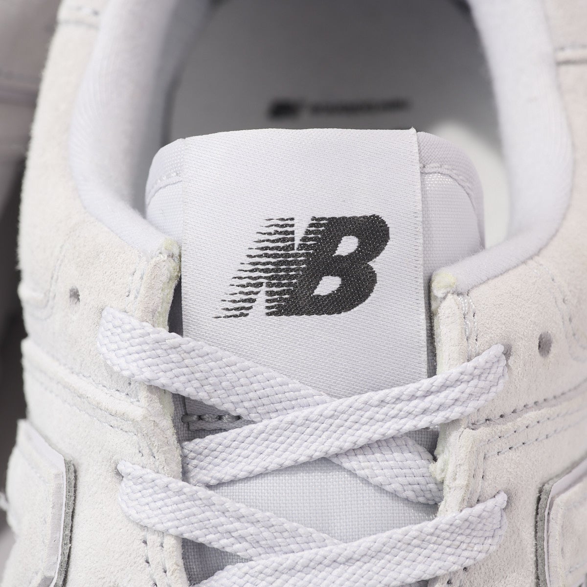 ニューバランスの新作スニーカー「574 LEGACY」のシュータンロゴ