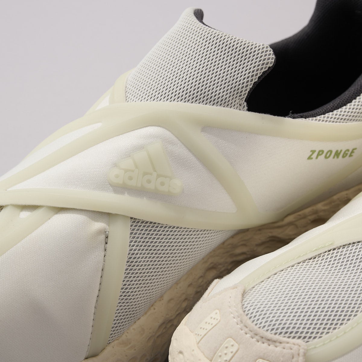 アディダス オリジナルスの新作白スニーカー/ZPONGE フラックスシューズのアッパーロゴ