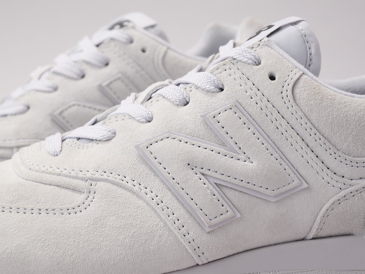 ニューバランスの新作スニーカー「574 LEGACY」のサイドロゴ寄り