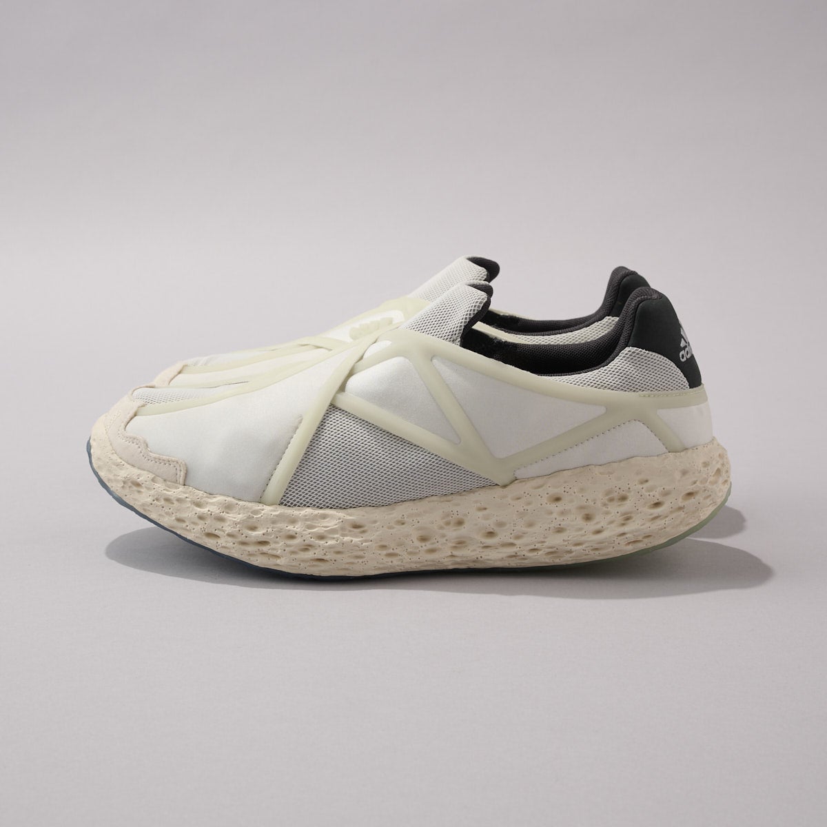 アディダス オリジナルスの新作白スニーカー/ZPONGE フラックスシューズのサイド