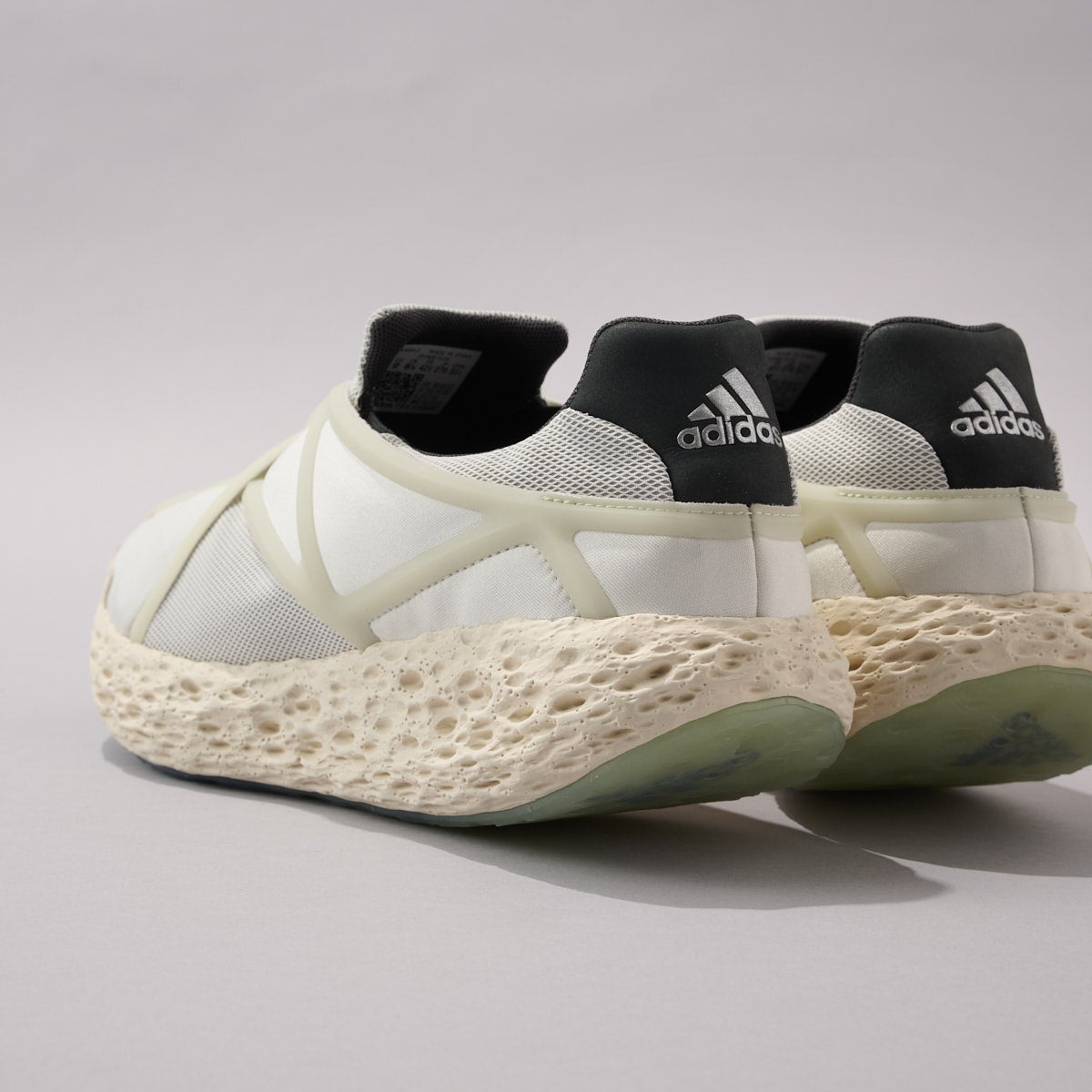 アディダス オリジナルスの新作白スニーカー/ZPONGE フラックスシューズのヒール