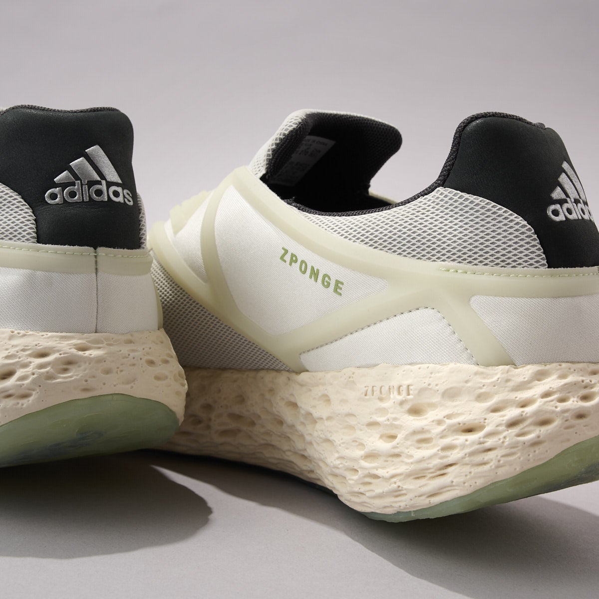 アディダス オリジナルスの新作白スニーカー/ZPONGE フラックスシューズのアウトソール寄り