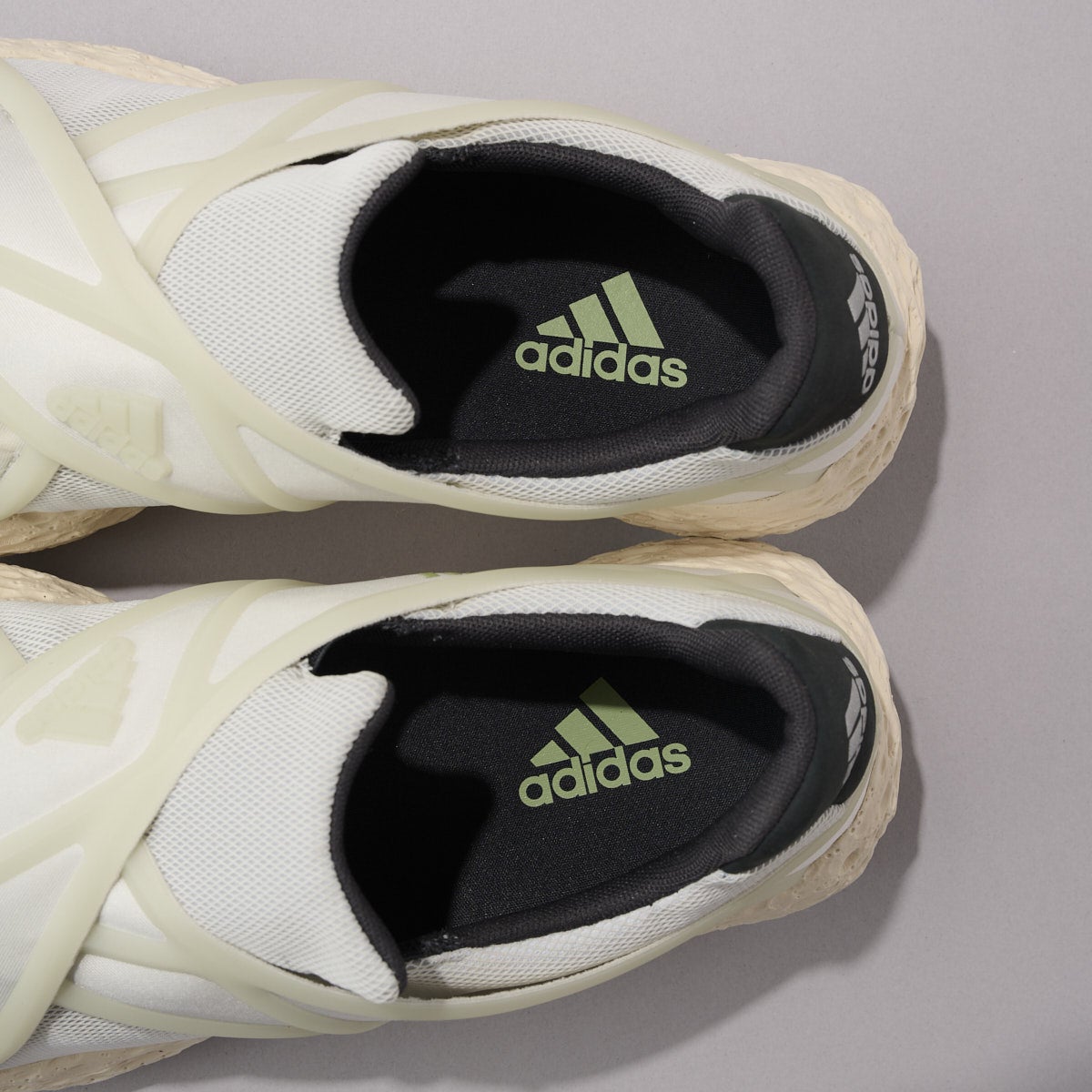 アディダス オリジナルスの新作白スニーカー/ZPONGE フラックスシューズのインソール