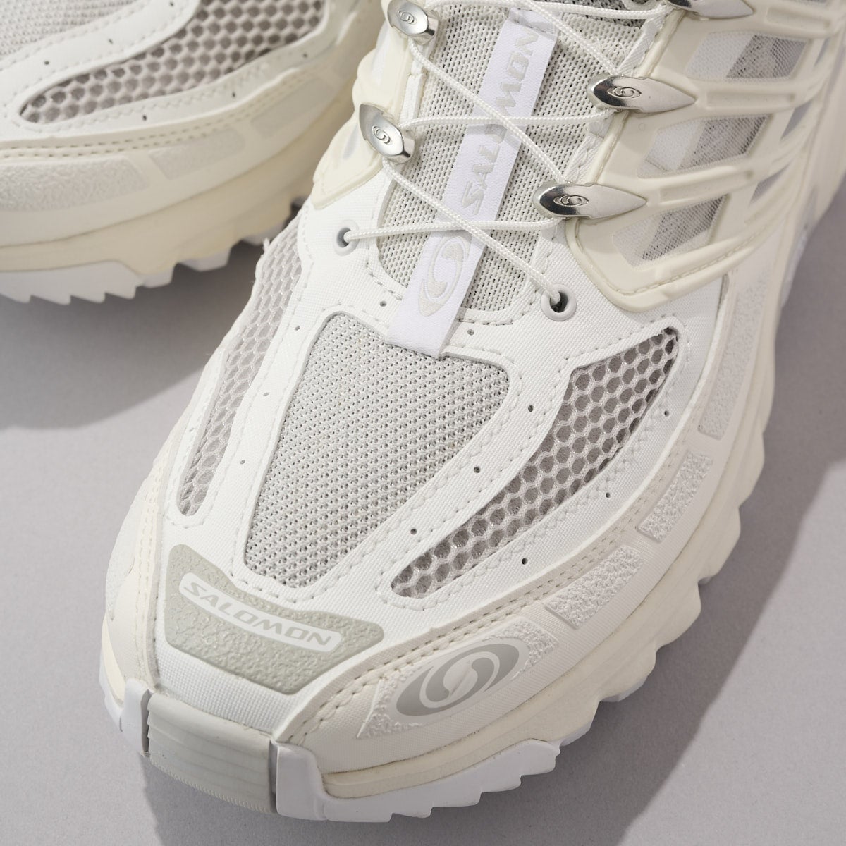 サロモンの白スニーカー ACS PRO　つま先部分