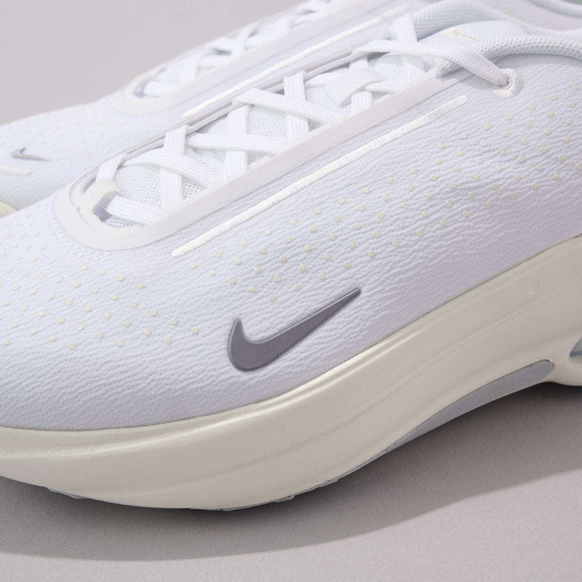 ナイキ エア ズーム アップターン SC アッパー　サイド　寄り　スウッシュロゴ寄り