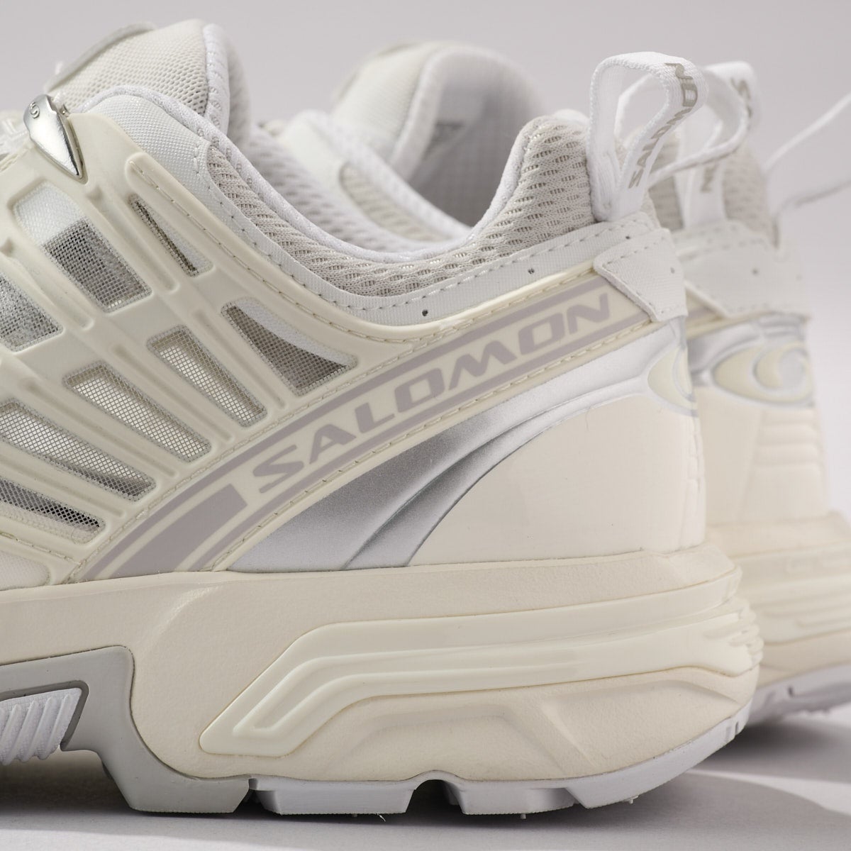 サロモンの白スニーカーACS PROかかと部分