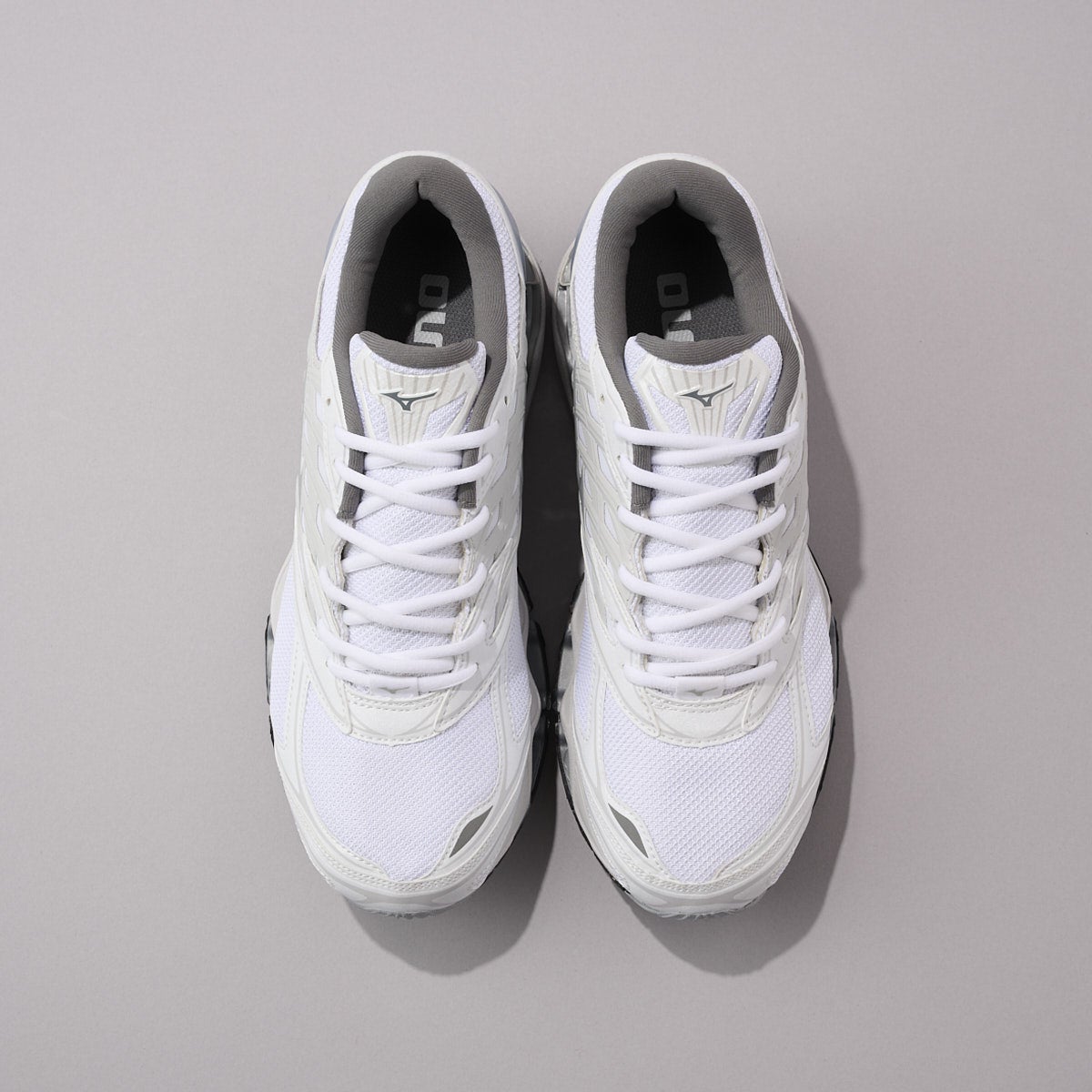 ミズノ　白スニーカー　全体図