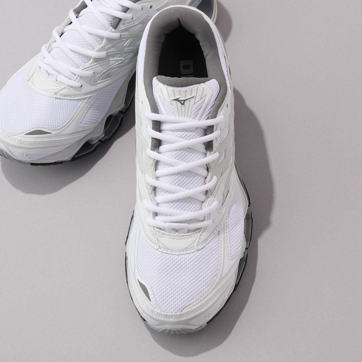 ミズノ　白スニーカー　左