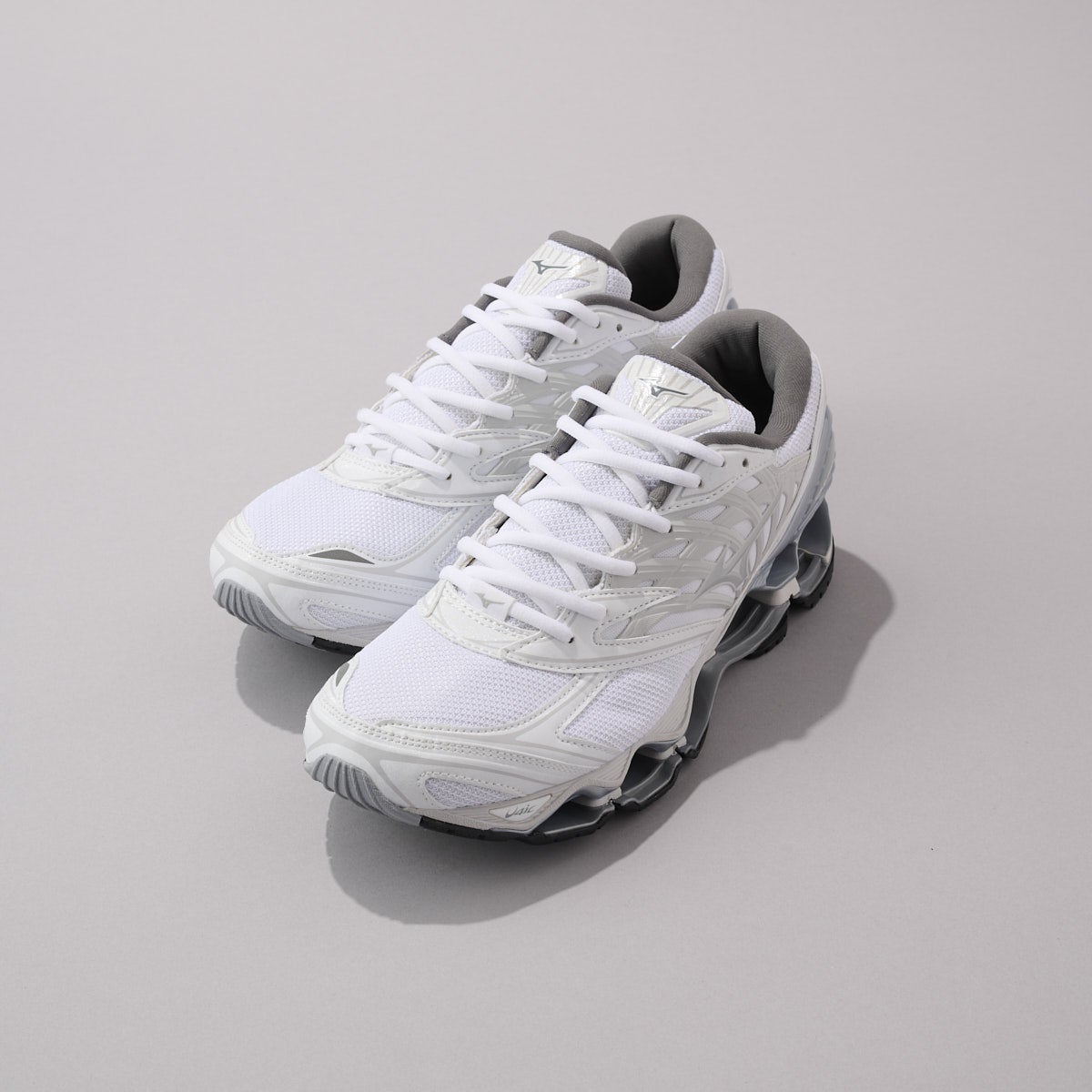 ミズノ　白スニーカー　全体図ななめ