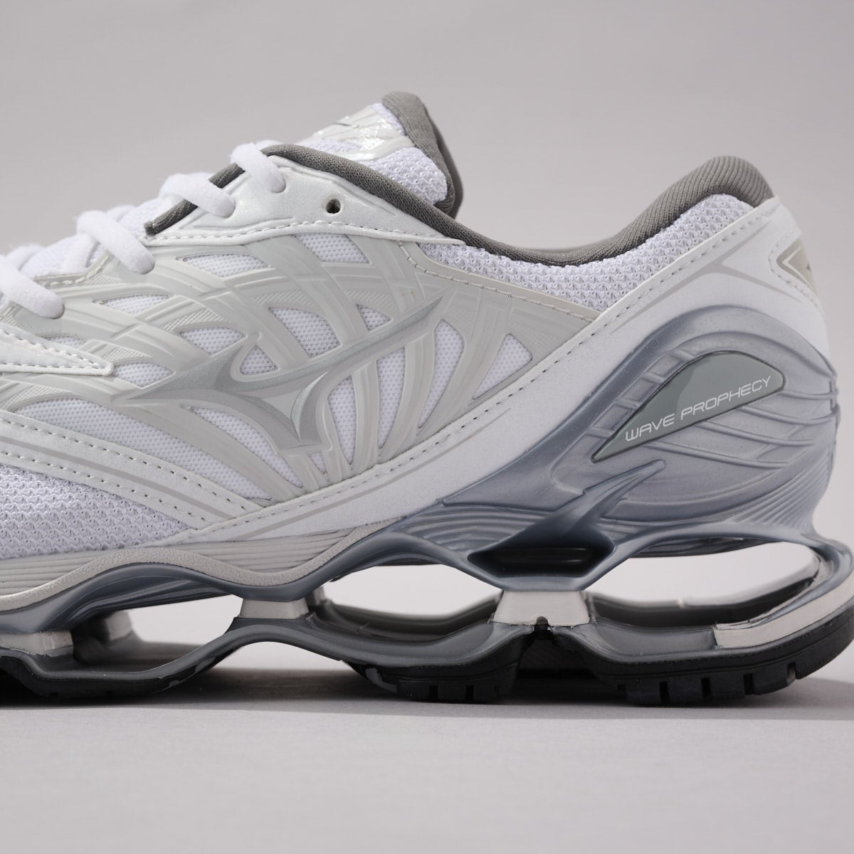 ミズノ　白スニーカー　横アップ