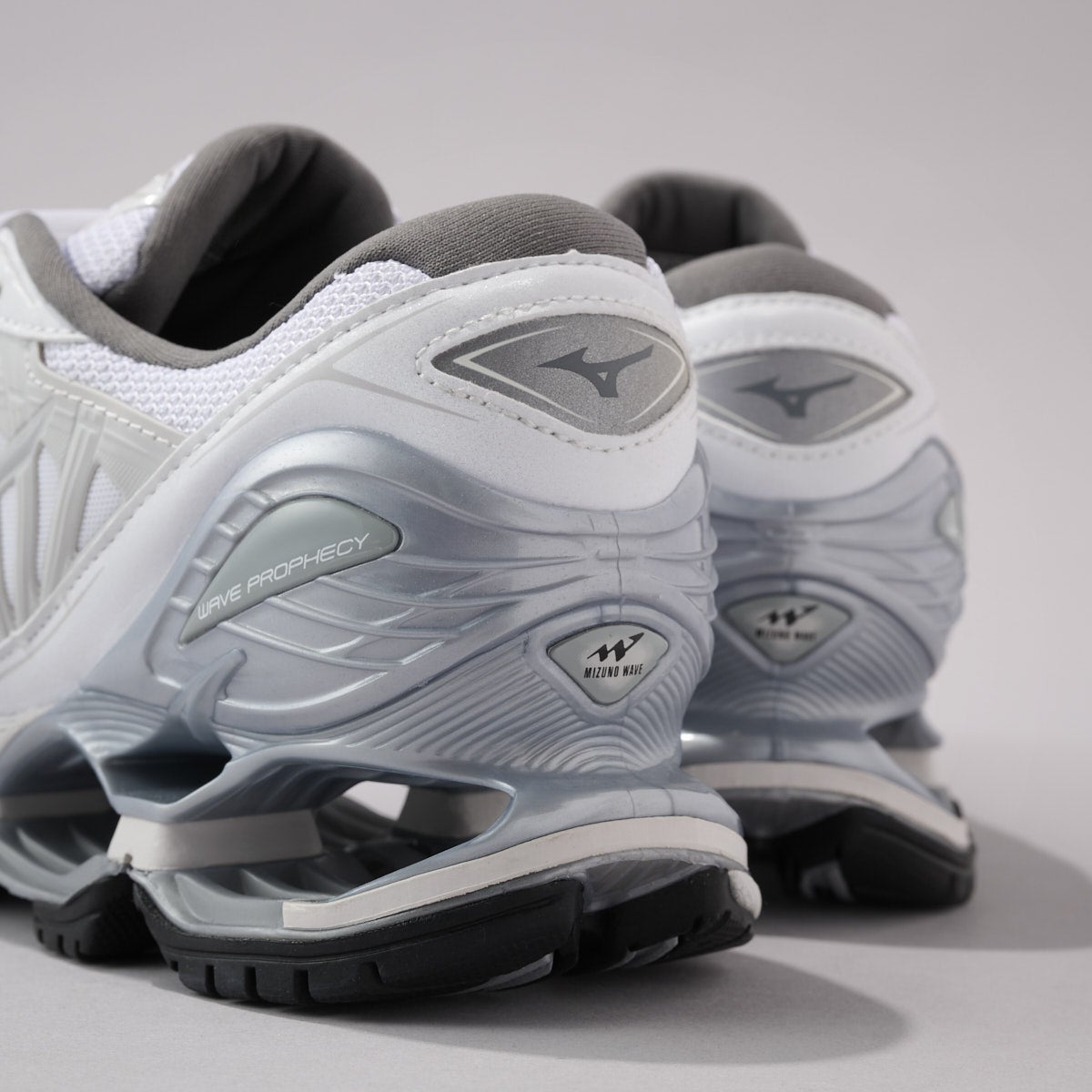 ミズノ　白スニーカー　後ろアップ