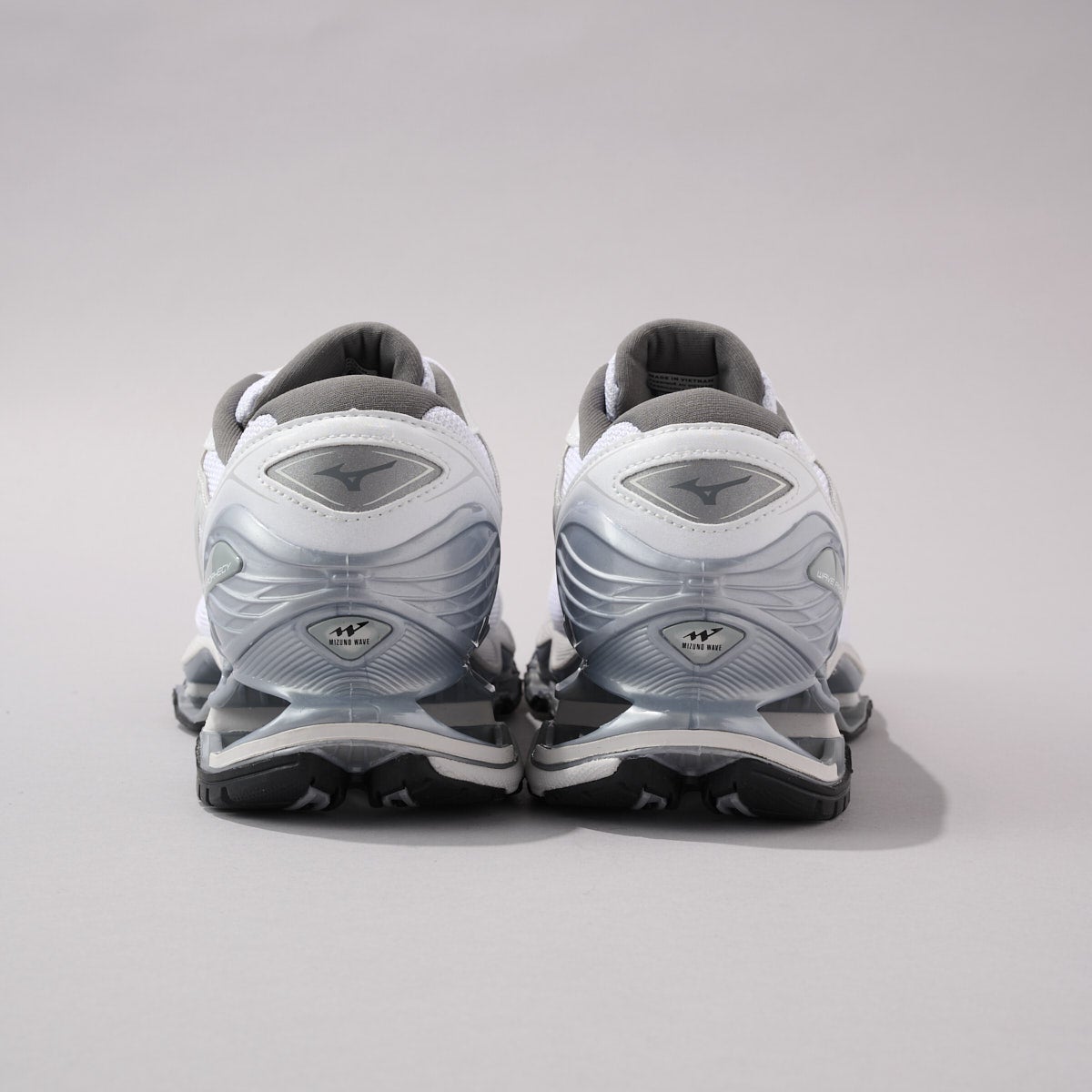 ミズノ　白スニーカー　後ろ