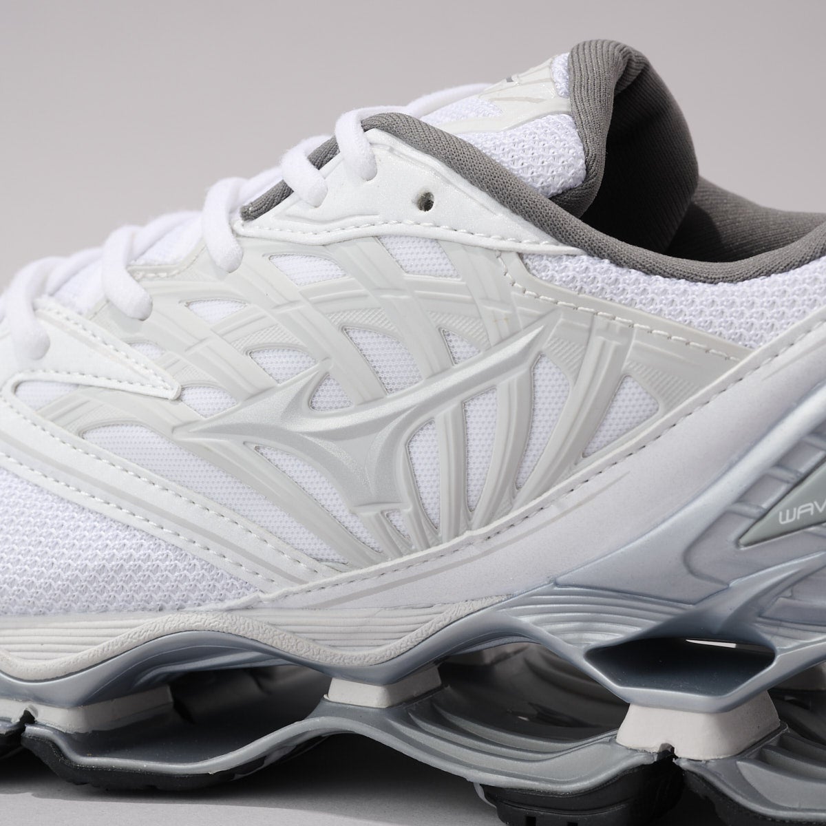 ミズノ　白スニーカー　横アップ２