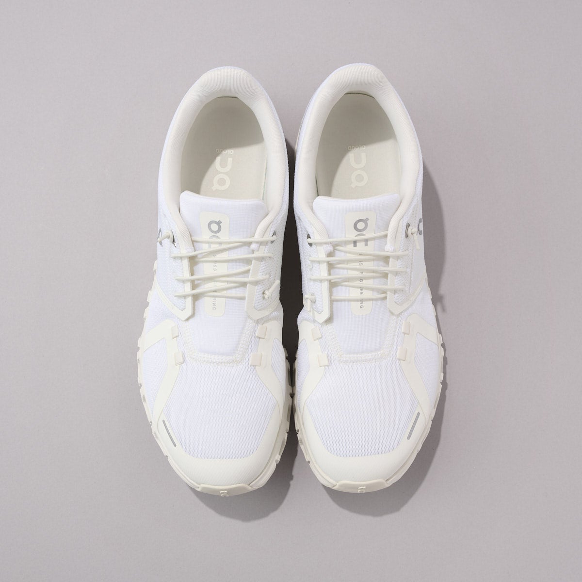 オンの新作メンズ白スニーカー・Cloud 6のアッパー