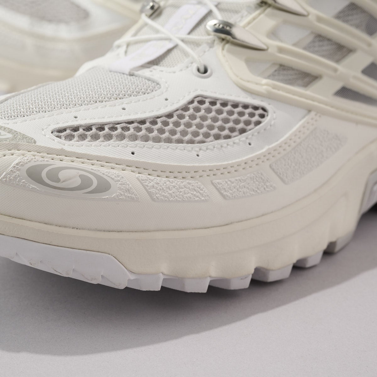 サロモンの白スニーカーACSPRO メッシュ部分