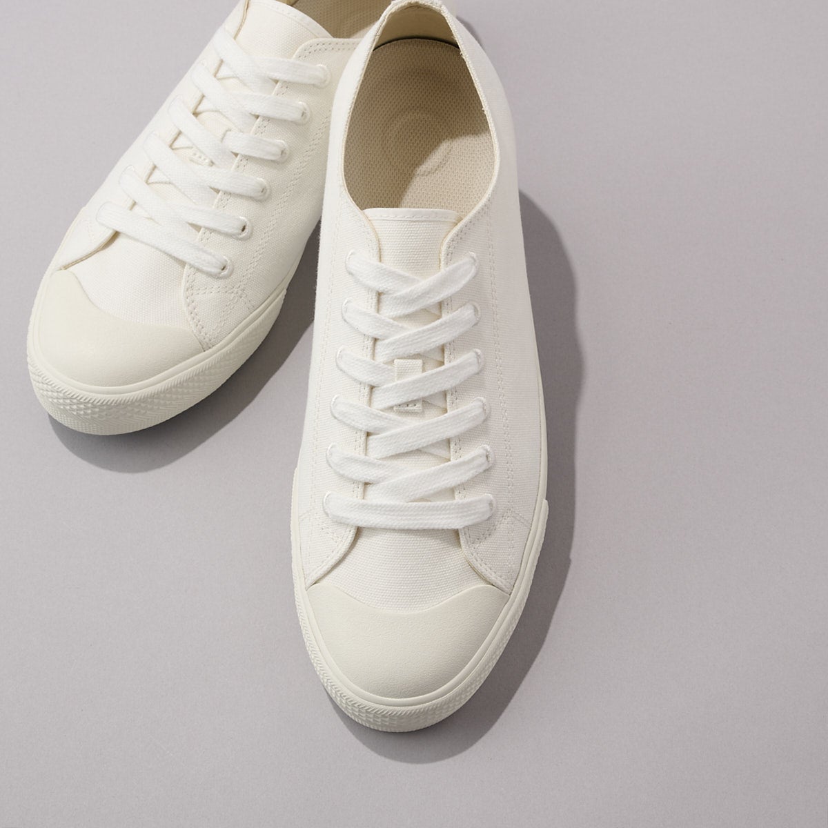 無印良品の白スニーカー／紳士疲れにくい撥水スニーカーの俯瞰２