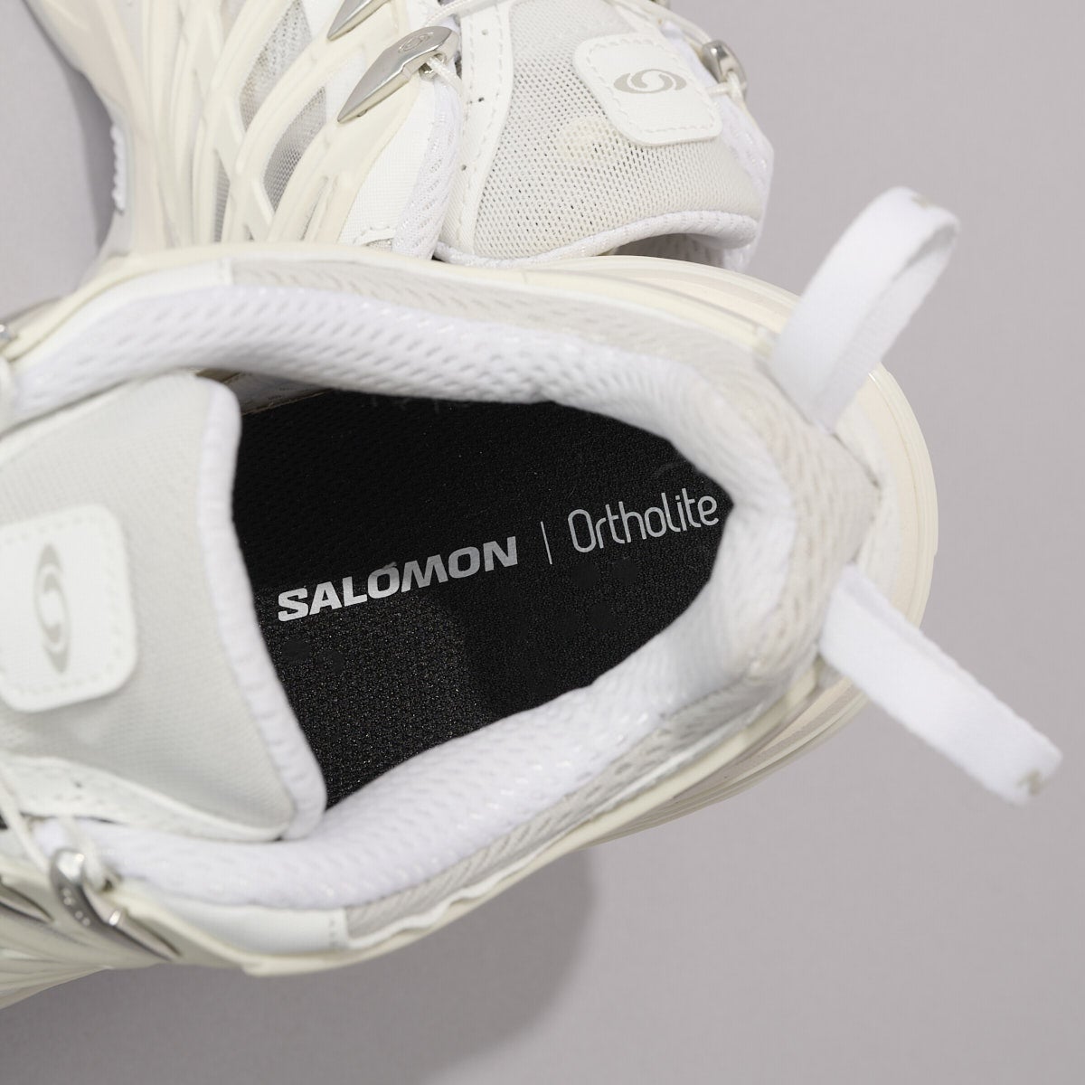 サロモンの白スニーカーACS PRO 上から見た全体