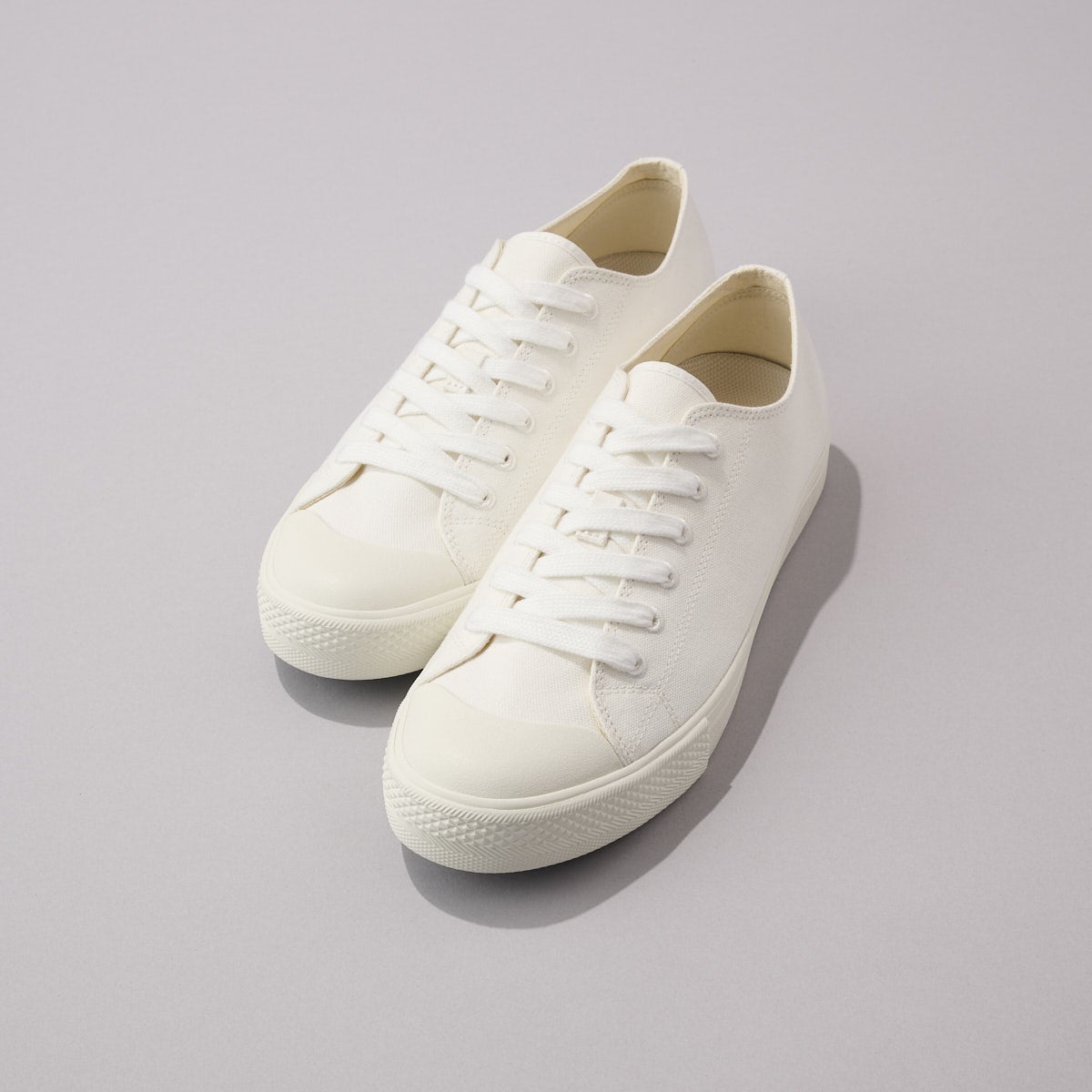 無印良品の白スニーカー／紳士疲れにくい撥水スニーカー