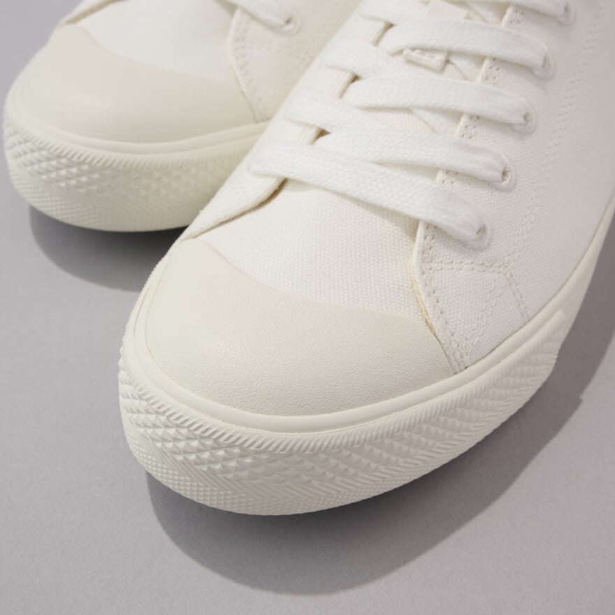 無印良品の白スニーカー／紳士疲れにくい撥水スニーカーのトゥ