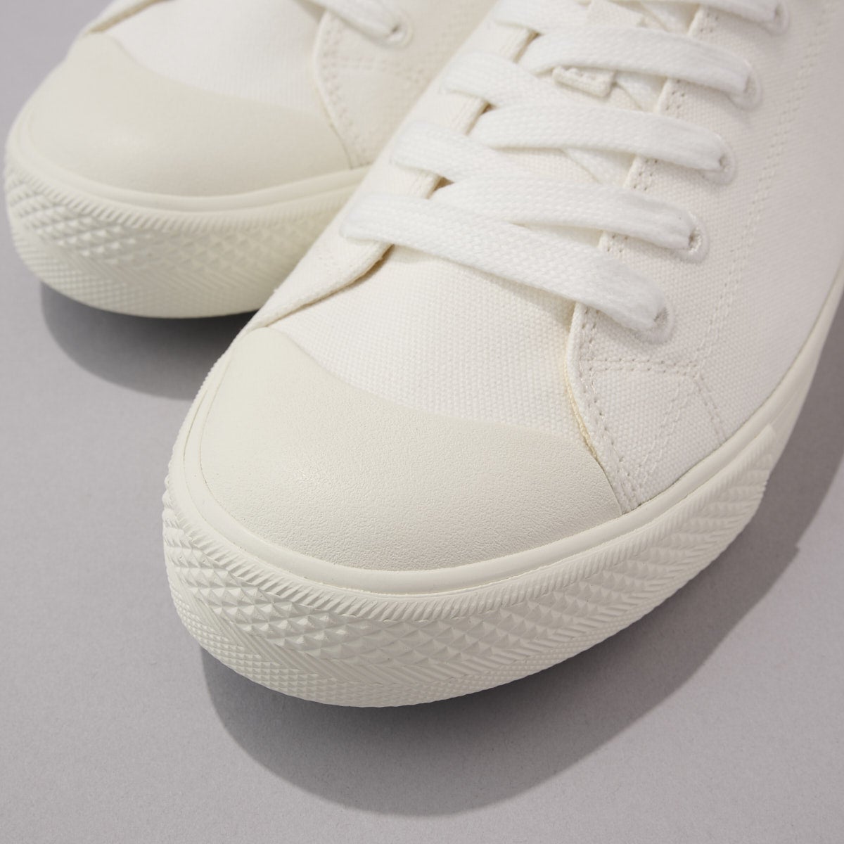 無印良品の白スニーカー/紳士疲れにくい撥水スニーカーのトゥ