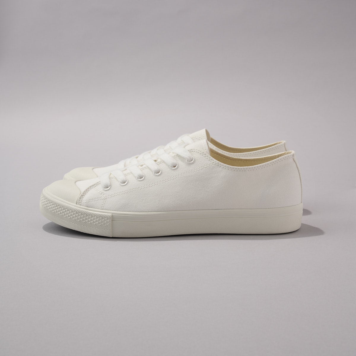 無印良品の白スニーカー／紳士疲れにくい撥水スニーカーのサイド