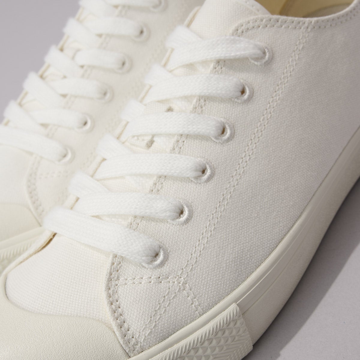 無印良品の白スニーカー／紳士疲れにくい撥水スニーカーのはと目