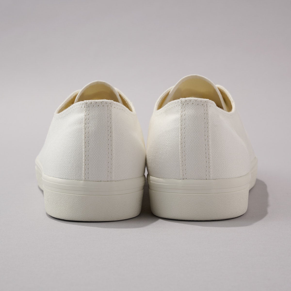 無印良品の白スニーカー／紳士疲れにくい撥水スニーカーのヒールの引き